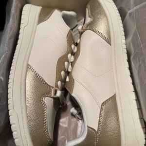Women’s sneakers